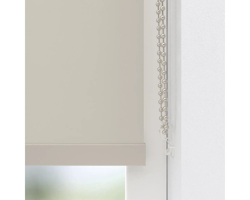 Detailní pohled na roletu s řetízkovým ovládáním na okně