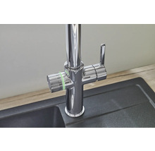 Kuchyňská baterie se samostatným kohoutkem na pitnou vodu namontovaná v umyvadle