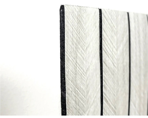 Detail vinylové podlahy se vzorem rybí kosti