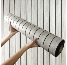 Role vinylové podlahy držená dvěma rukama.