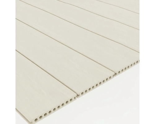 Dřevěná terasa s průběžnými otvory pro lepší odvodnění.