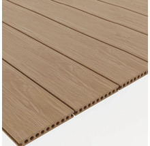 Několik terasových prken z dřevoplastu s dutými komorami