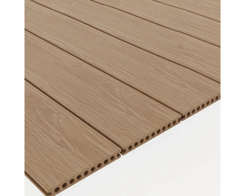 Několik terasových prken z dřevoplastu s dutými komorami