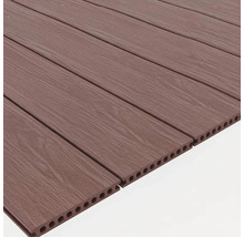 Několik dřevěných terasových prken s otvory