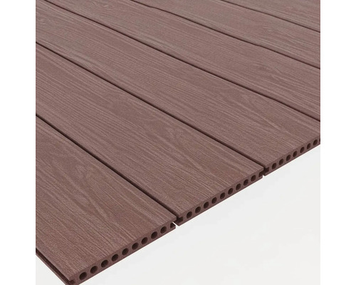 Několik dřevěných terasových prken s otvory