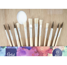 Sada třinácti uměleckých štětců s dřevěnými držadly a různými tvary štětců.
