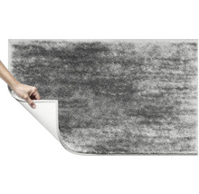 Šedý chlupatý koberec s vázaným povrchem