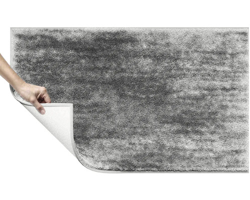 Šedý chlupatý koberec s vázaným povrchem