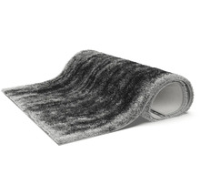 Šedočerný huňatý koberec srolovaný