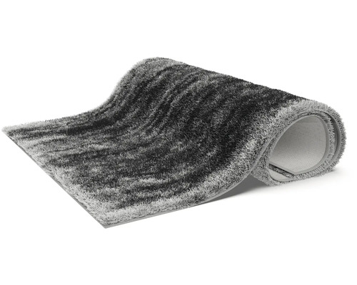 Šedočerný huňatý koberec srolovaný