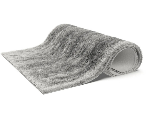 Šedý koberec s vlasem, srolovaný