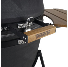 Detailní pohled na gril Tenneker s dřevěnou rukojetí a bočním stolem.