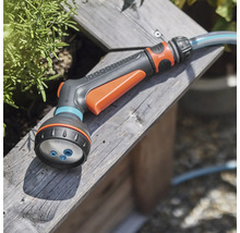 Stříkací hlava zahradní hadice na dřevěném povrchu