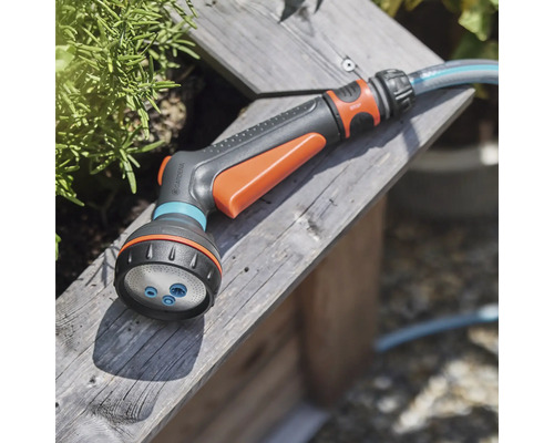 Stříkací hlava zahradní hadice na dřevěném povrchu