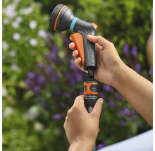 Zahradní sprcha se připojuje k zahradní hadici. Výrobek je vyroben z plastu.