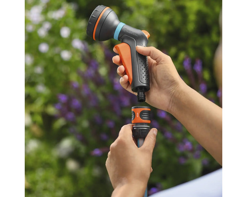 Zahradní sprcha se připojuje k zahradní hadici. Výrobek je vyroben z plastu.