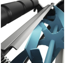 Detailní pohled na zařízení s kovovou lištou a modrým prvkem kola.