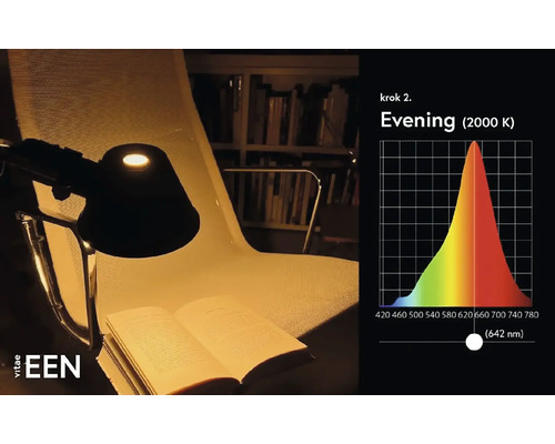 "Stolní lampa osvětluje knihu na židli