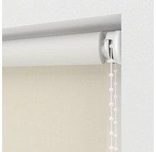 Detail bílé rolety s řetízkovým ovládáním pro dekoraci oken a ochranu proti slunci.