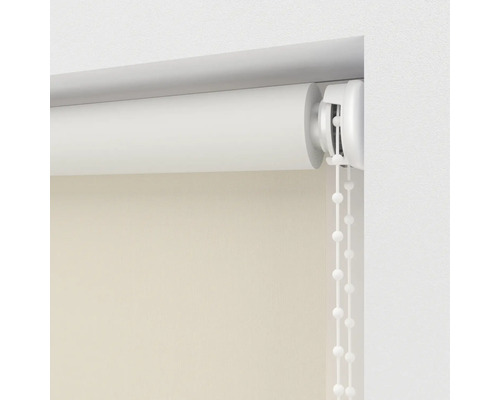 Detail bílé rolety s řetízkovým ovládáním pro dekoraci oken a ochranu proti slunci.