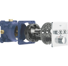 Rozložený pohled na podomítkovou termostatickou baterii Grohe pro sprchu a vanu.