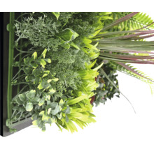 Umělá rostlinná stěna s různými zelenými rostlinami