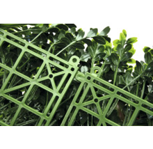 Detail umělé rostlinné rohože s plastovou mřížkovou strukturou