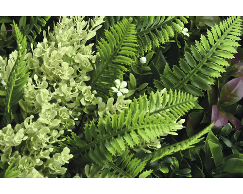 Umělá rostlinná stěna s kapradinou a květy