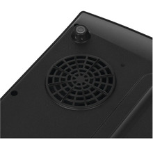 Detailní pohled na spodní stranu černého výrobku s větrací mřížkou a nožičkou