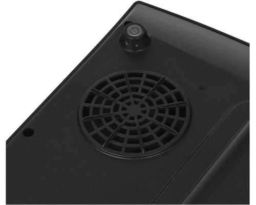 Detailní pohled na spodní stranu černého výrobku s větrací mřížkou a nožičkou