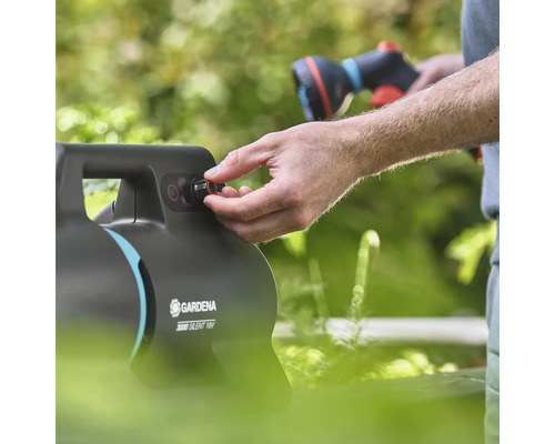Osoba obsluhuje zahradní čerpadlo Gardena 3000 Silent 18V