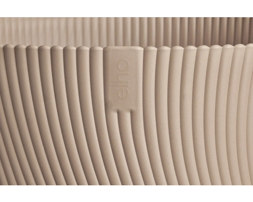 Detail květináče s vertikálně žebrovanou texturou a logem Elho