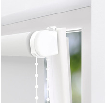 Detail bílé rolety s řetízkovým mechanismem u okna