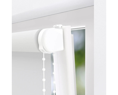 Detail bílé rolety s řetízkovým mechanismem u okna