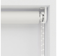 Detailní pohled na roletu s řetízkovým ovládáním pro dekoraci oken