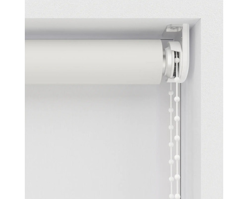 Detailní pohled na roletu s řetízkovým ovládáním pro dekoraci oken