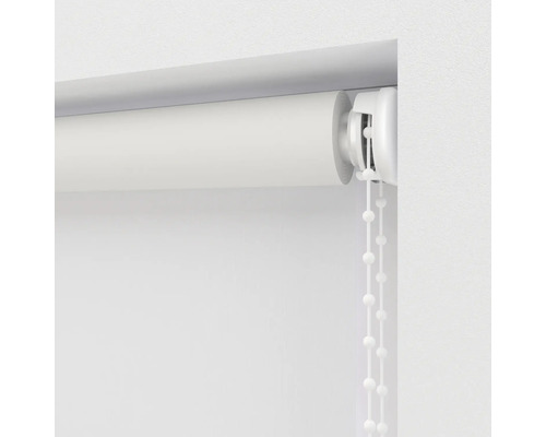 Roleta s řetízkovým ovládáním na okně