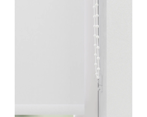 Rolety s řetízkovým ovládáním pro okna.