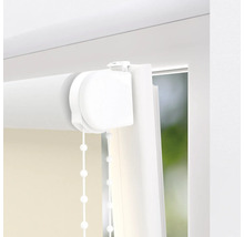 Detailní pohled na roletu s řetízkovým ovládáním pro dekoraci oken