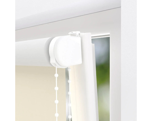 Detailní pohled na roletu s řetízkovým ovládáním pro dekoraci oken