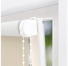 Detailní pohled na roletu s řetízkovým ovládáním u okna.