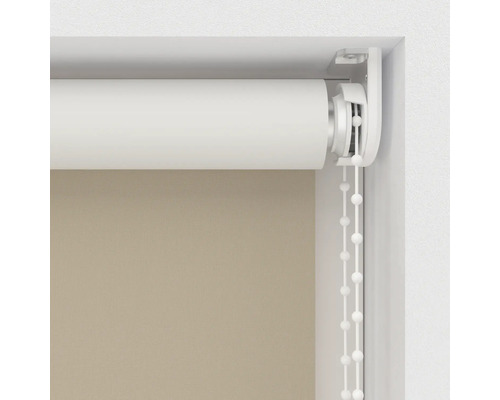 Roleta s řetízkovým pohonem v okenním rámu