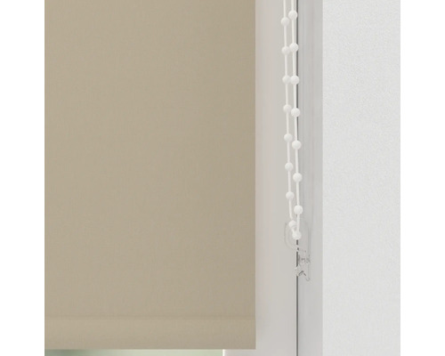 Béžové rolety s řetízkovým ovládáním pro dekoraci oken