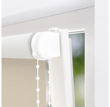Detailní pohled na bílou roletu s řetízkovým ovládáním u okna