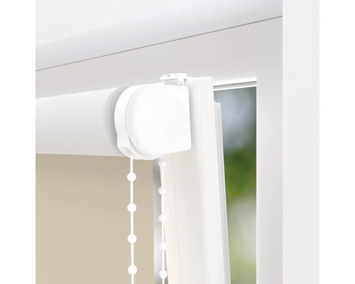 Detailní pohled na bílou roletu s řetízkovým ovládáním u okna