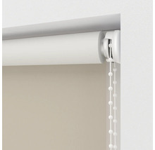 Detailní pohled na roletu s řetízkovým ovládáním u okna