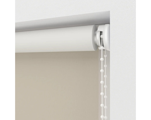 Detailní pohled na roletu s řetízkovým ovládáním u okna