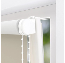 Detail bílé rolety na okně