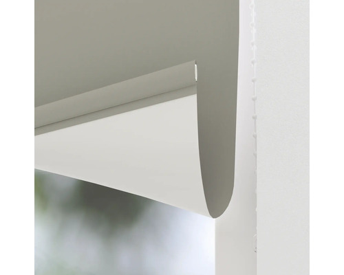 Roleta na okně pro regulaci světla