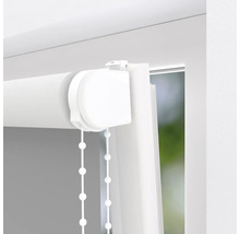 Detailní pohled na bílou roletu se stahovací šňůrou pro dekoraci oken